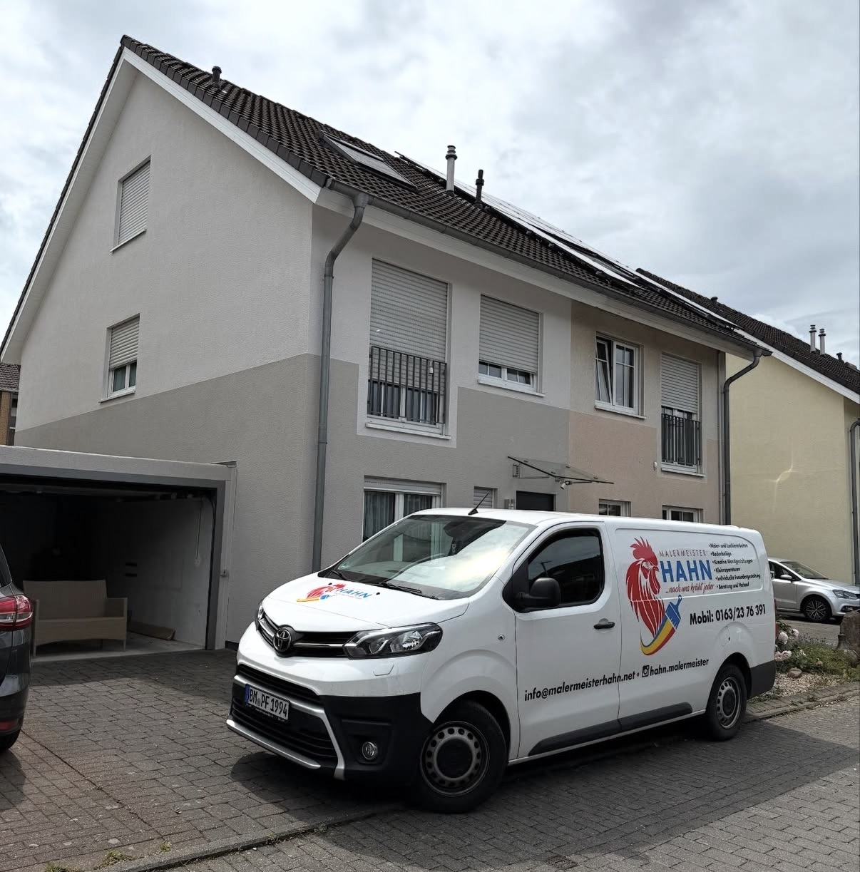 Fassadenanstrich mit Firmenwagen